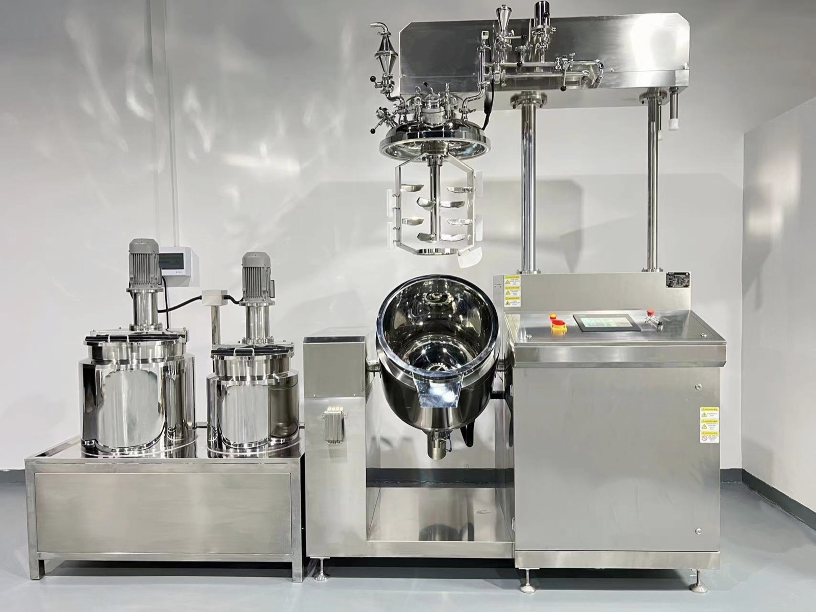Vacuum homogenizing emulsifier