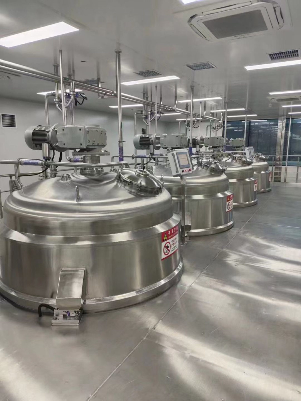 Liquid mixing preparation tank